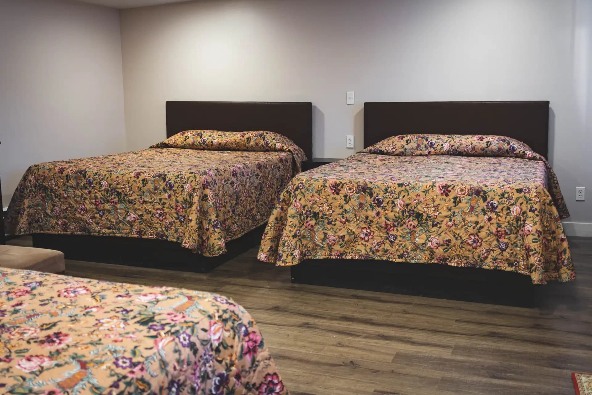 Triple room with three queen beds at Kluane Park Inn - Ideal for families